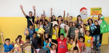 Parceiros presenteiam crianças do Projeto Providência
