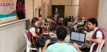 Alegria do rádio anima Casa Santa Zita e Casa de Apoio à Saúde